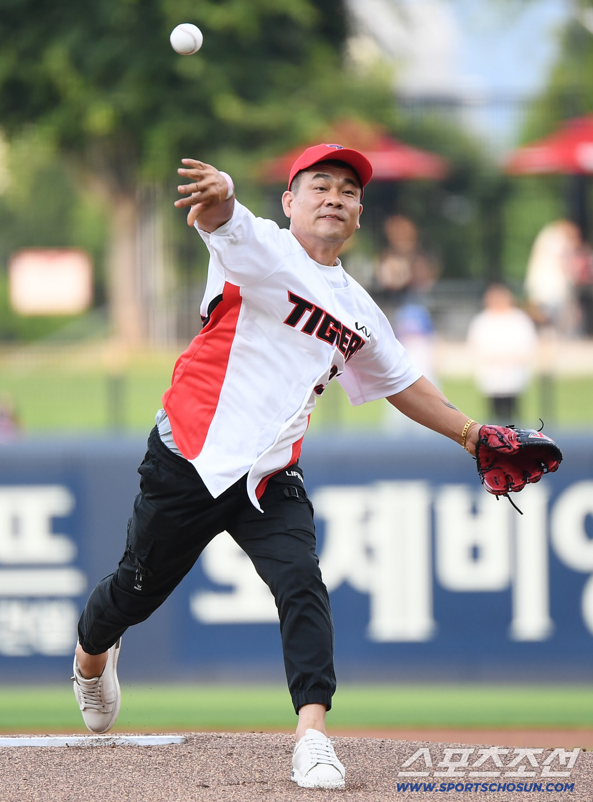 '스윕패 충격' KIA팬을 뭉클하게 만든 단 한 순간...물난리 속 노인…