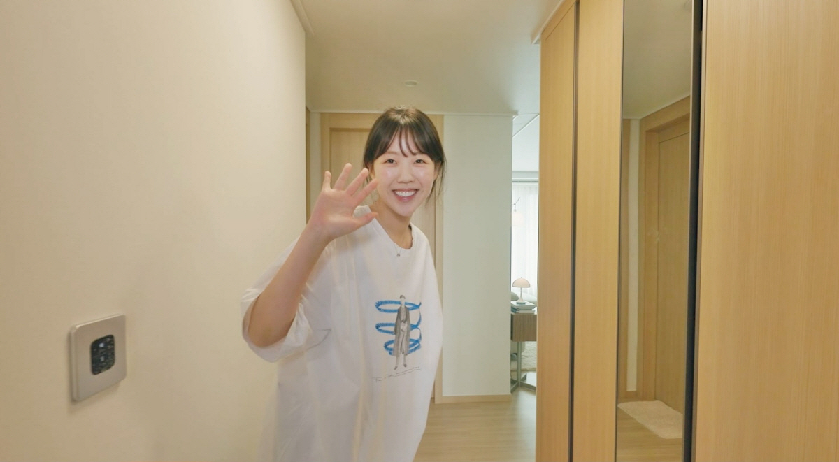 지예은, 방송 최초 집 공개..감성 인테리어에 "너 이러면 돈 못 모아!…
