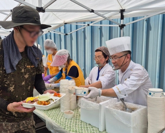 [SC이슈] ‘흑백요리사’ 안유성 셰프, 나주 수해현장서 350인분 전복죽·갈비찜 대접 ‘온정의 밥상’