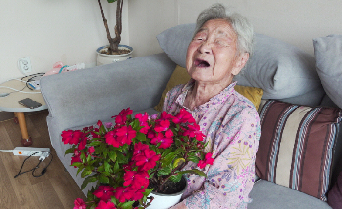 아흔아홉 살, 울엄마는 못 말려..4대가 함께한 생일잔치