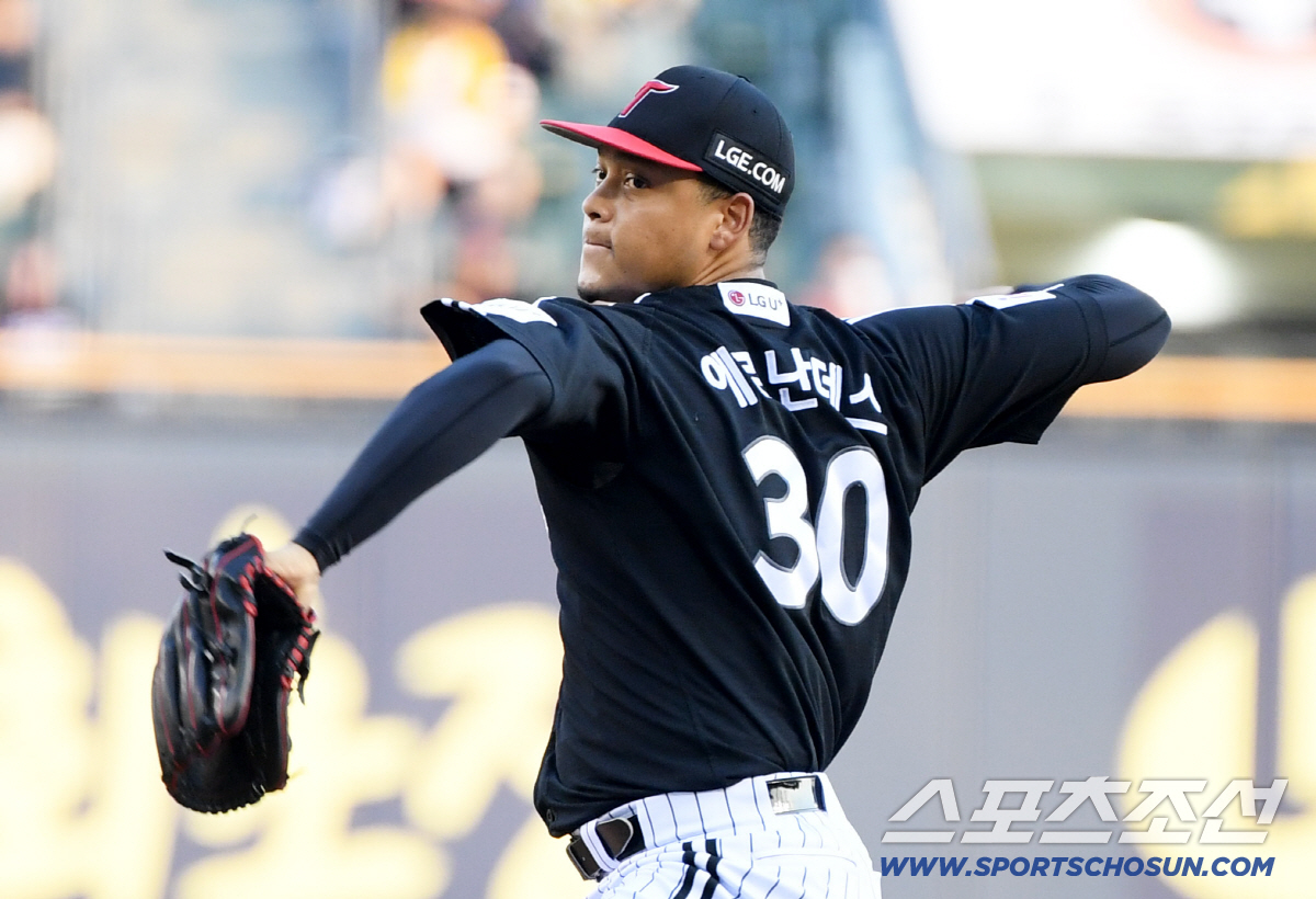 이 더위에 볼볼볼.. LG 에르난데스, 32구-27구-24구 → 3이닝 …