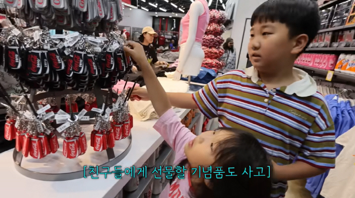 '미국으로 떠난' 장윤정 자녀, 굿즈 쇼핑만 30만원 플렉스..엄마 없어…