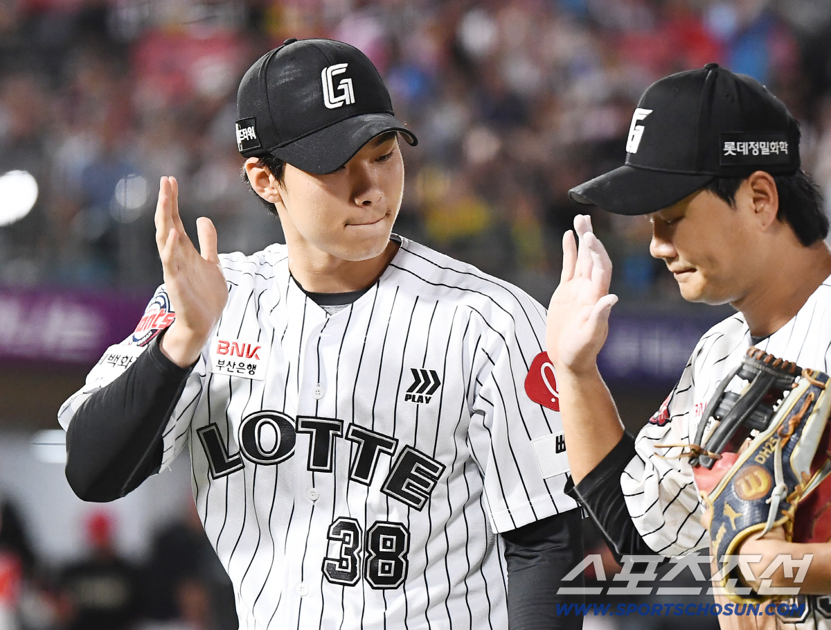 "칭찬할 수밖에" 포커페이스 홍민기가 웃었다! 김태형 감독 애정표현 무한…