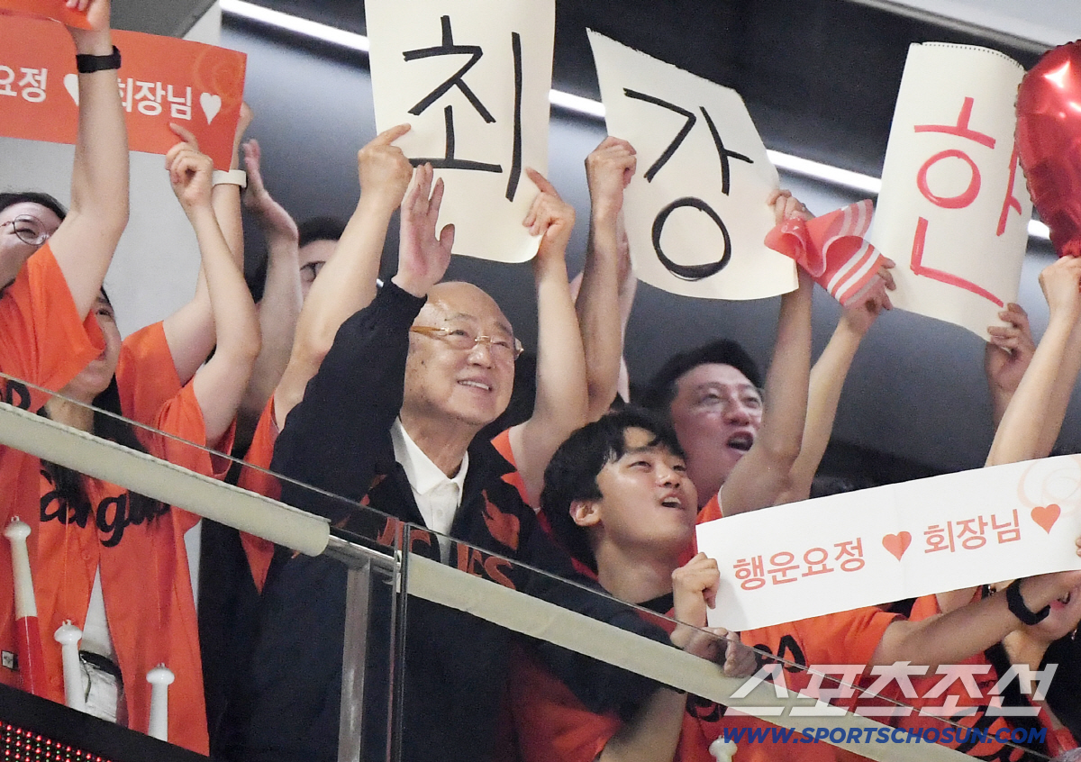 '회장님도 궁금해서 오셨나요' 김승연 회장, 김동선 부사장과 볼파크 떴다…