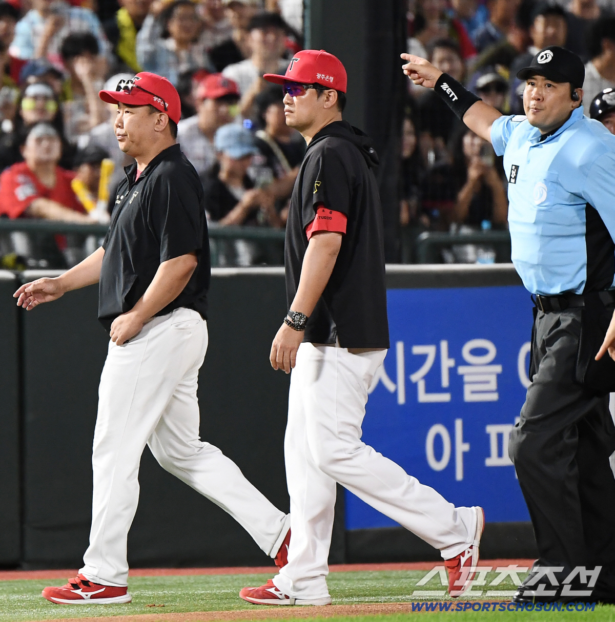[포토] 퇴장 당하는 이범호 감독