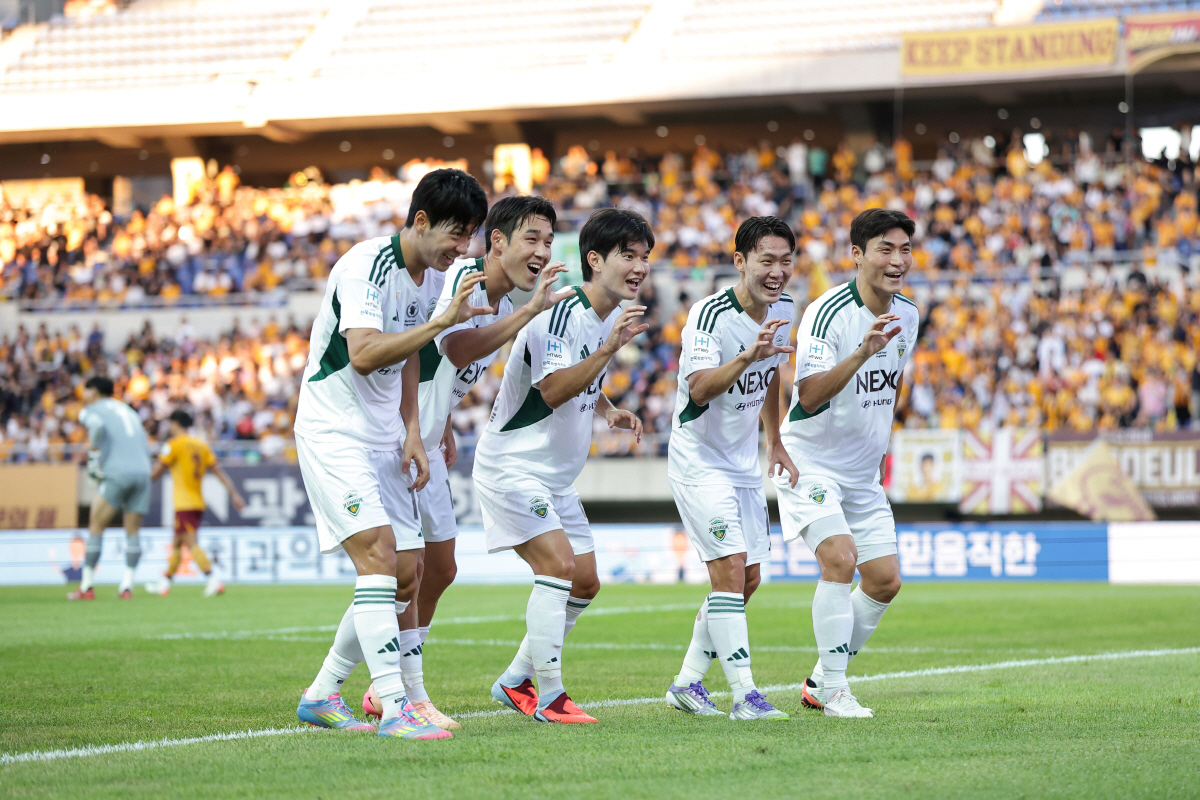 [K리그 리뷰]"티아고 극장골" 정말 대단한 전북, 광주 2-1 제압→2…