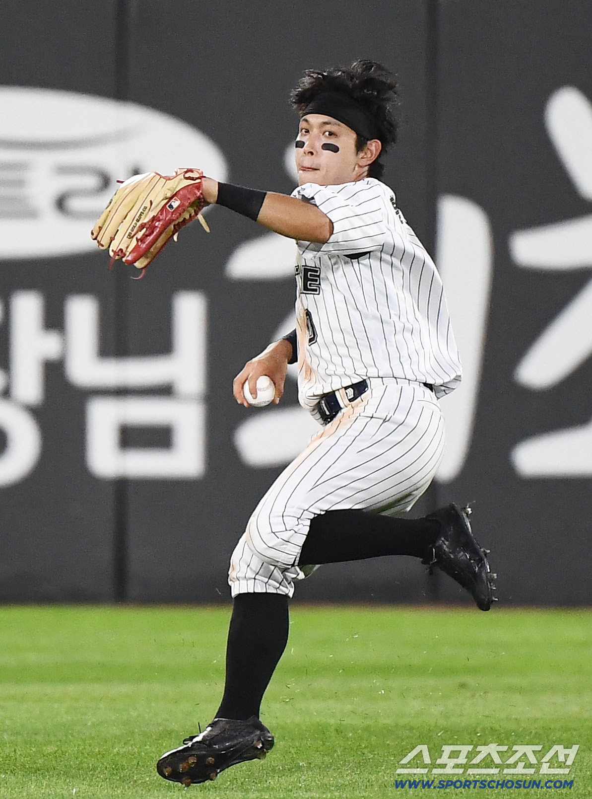 [포토] 황성빈, 혼신의 수비