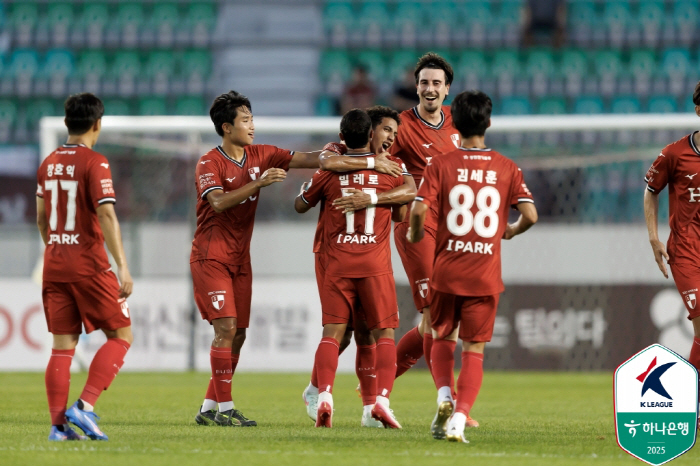 '빌레로 멀티골' 부산 아이파크, 부천FC 4-2 잡고 맹추격…천안시티,…