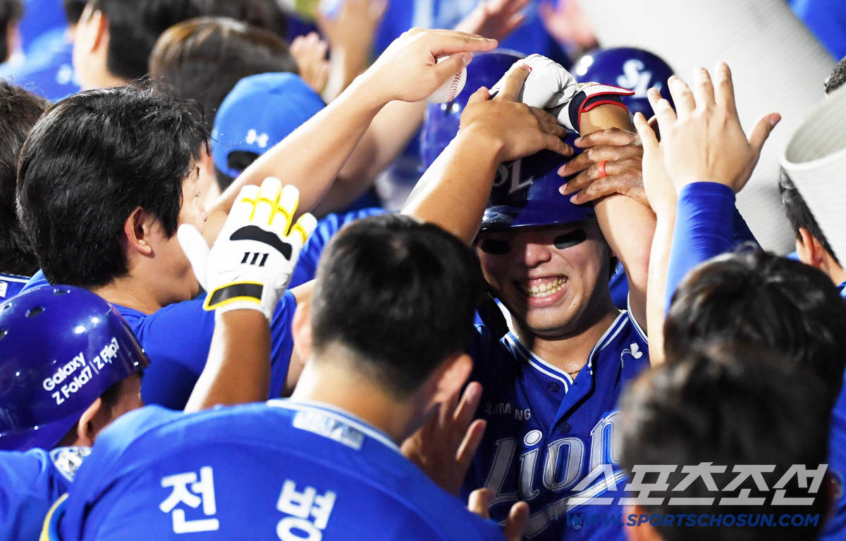 '모자 벗고 고개 숙인 감독' 폭염 속 혼자 끝낸 후라도 예우한 국민 유…