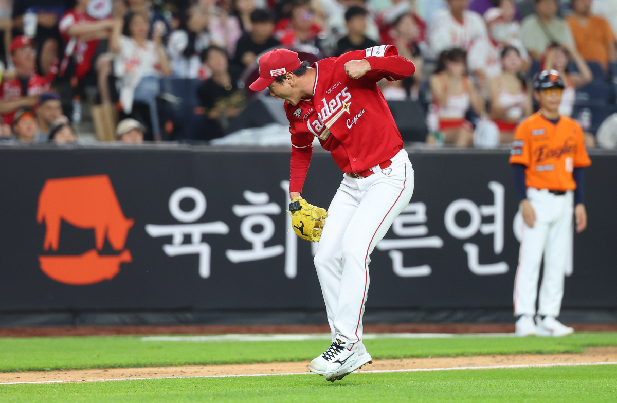 "긴장해서 이어폰까지 끼고…" 결과는 상관 없다, 우리 시대의 낭만 야구…