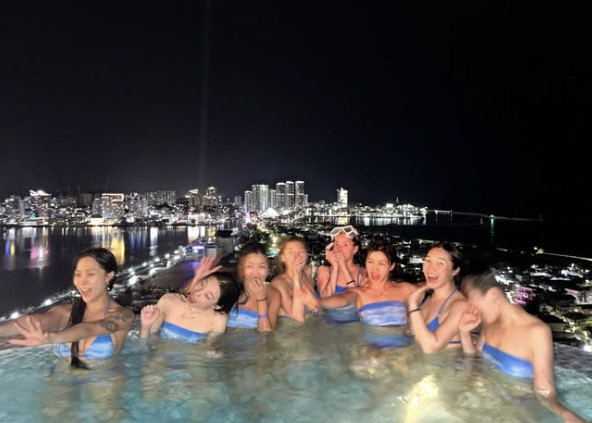 모니카, 출산 100일 믿기지 않는 수영복 자태…호화로운 풀파티