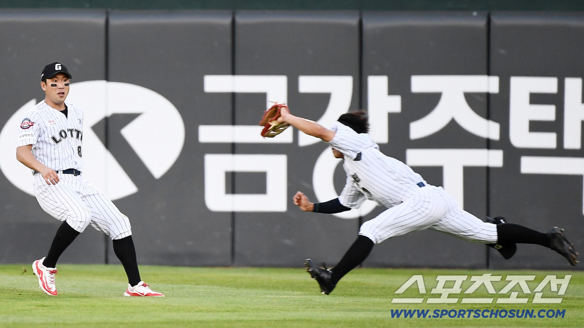 [포토] 몸 날린 황성빈, 이번엔 통했다!