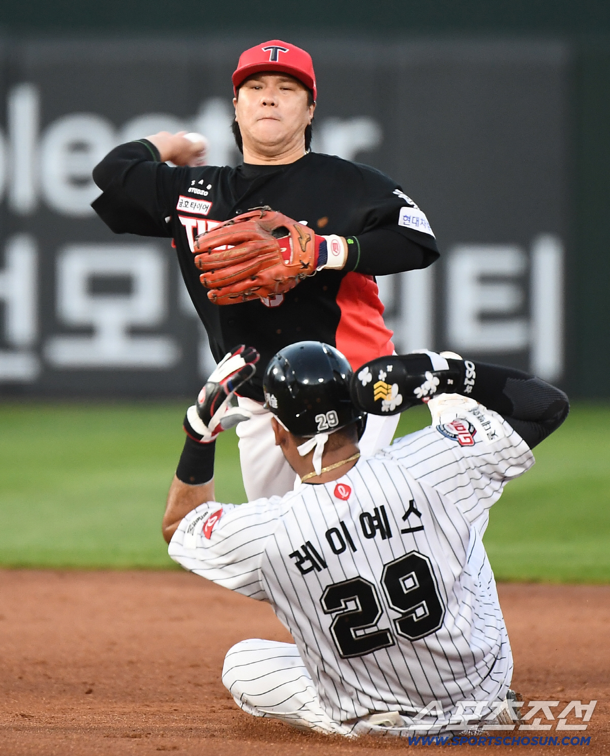 [포토] 2루 포스아웃되는 레이예스