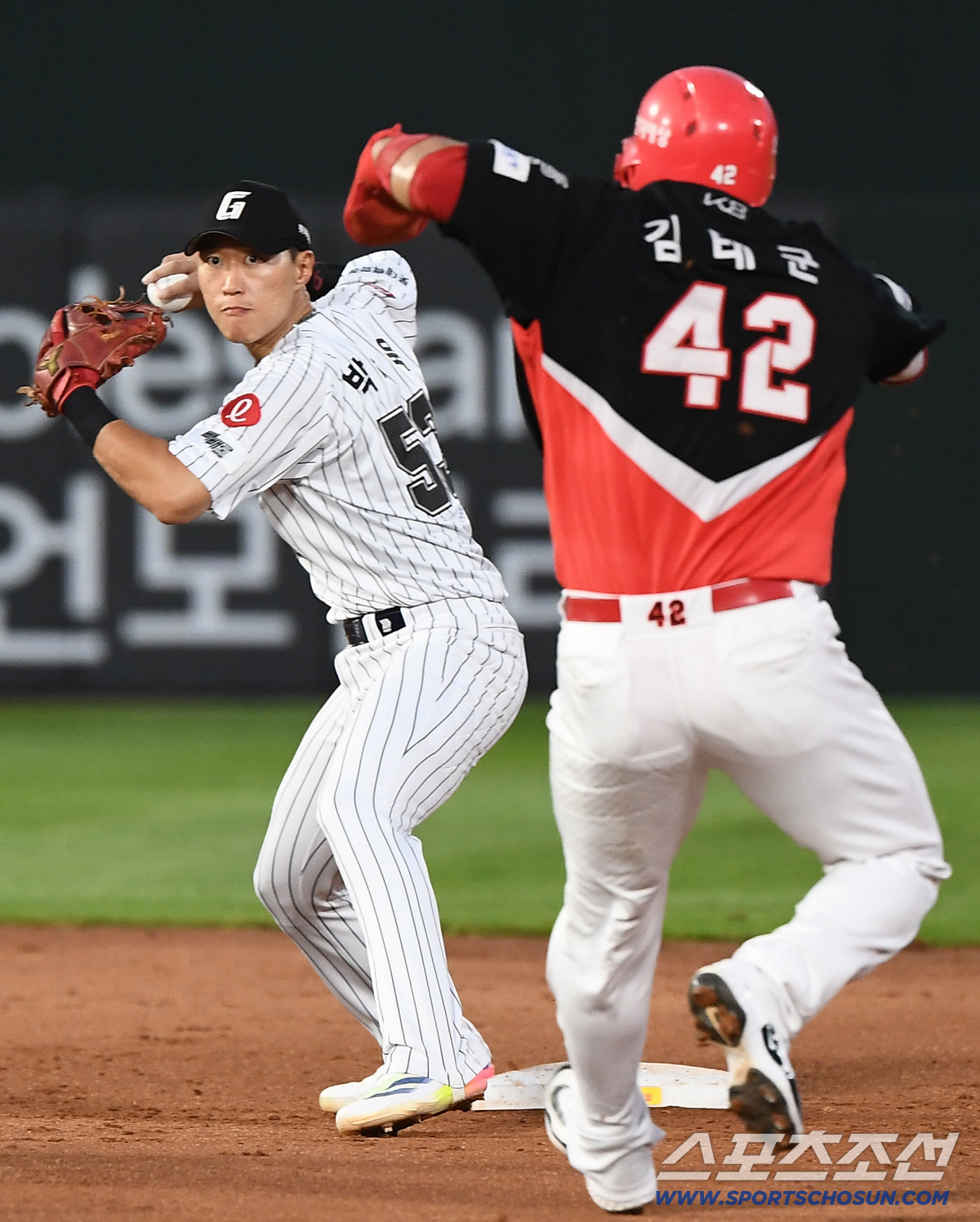 [포토] 고종욱 병살타, 아웃되는 김태군