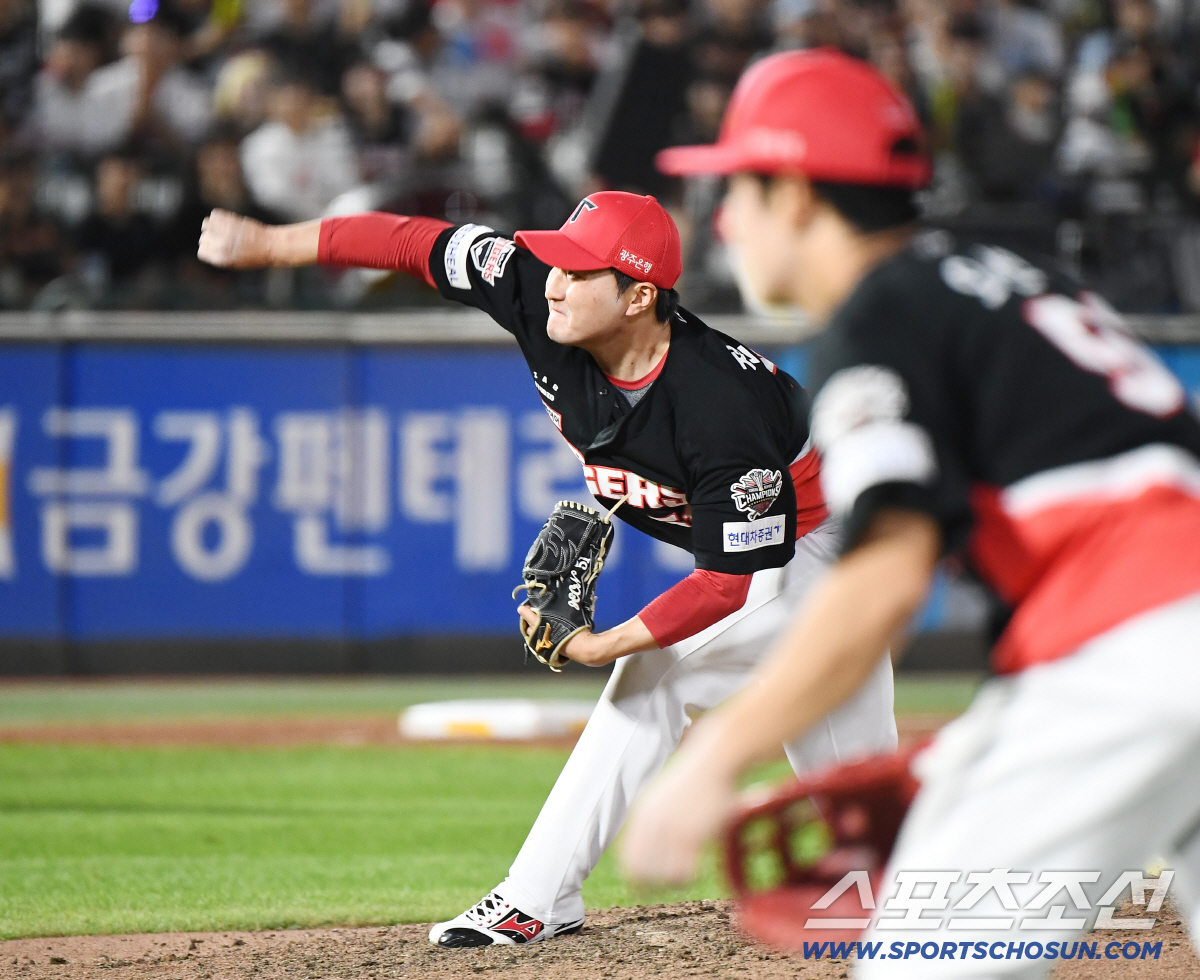 [포토] 유강남 번트 병살타로 막은 전상현
