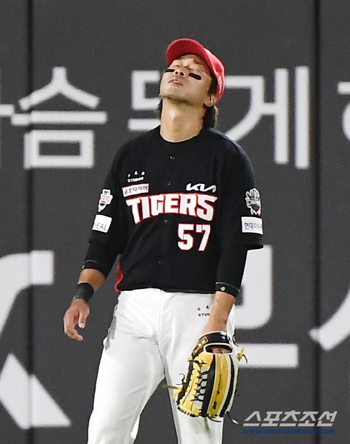 [포토] 수비 자책하는 고종욱