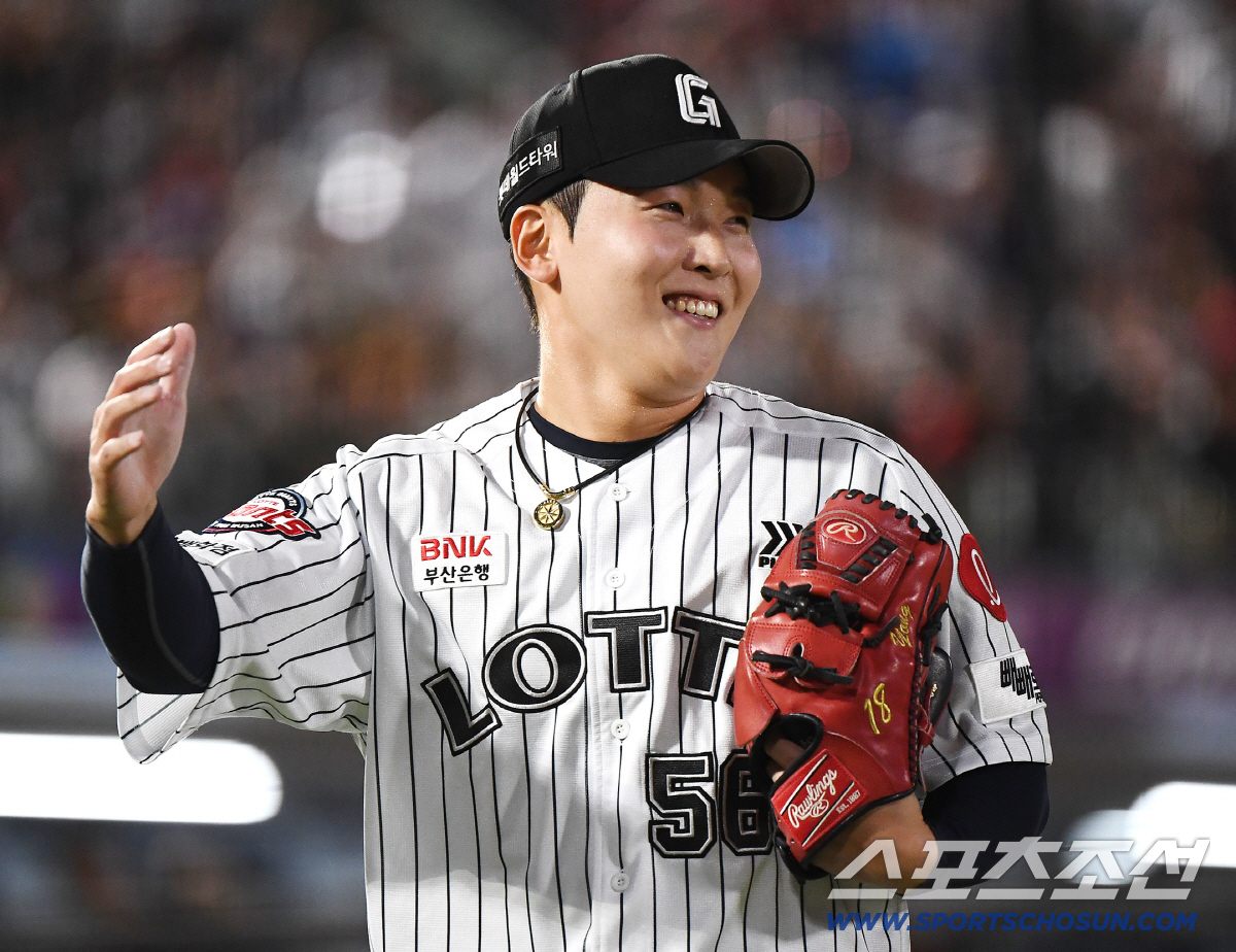 [포토] 이호준 보며 활짝 웃는 최준용