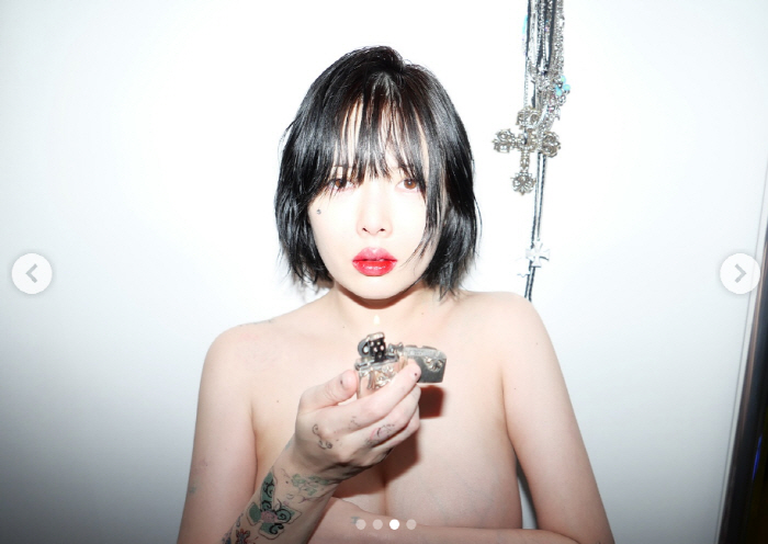 현아, 이래도 돼?..실오라기 하나 없는 상반신 누드 '파격'