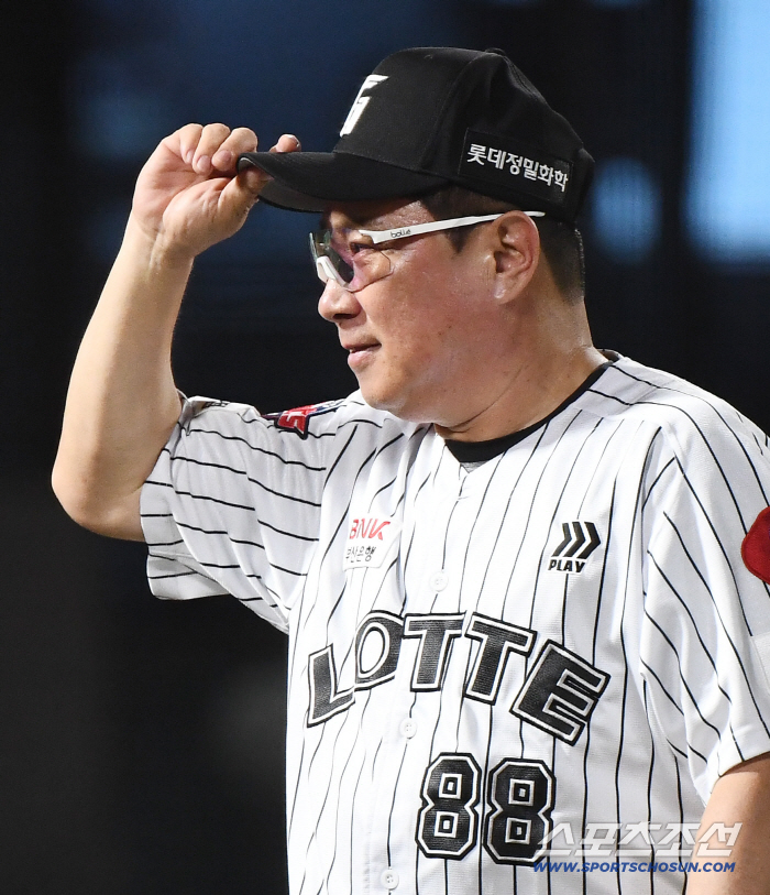 전준우는 배트를 던졌고! 'KIA 6연패 멘붕' 빠뜨린 8회말 결승타…롯데 5연승, '천적' 네일도 무너뜨렸다 [부산리뷰]
