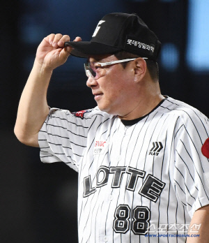 전준우는 배트를 던졌고! 'KIA 6연패 멘붕' 빠뜨린 8회말 결승타…롯데 5연승, '천적' 네일도 무너뜨렸다 [부산리뷰]