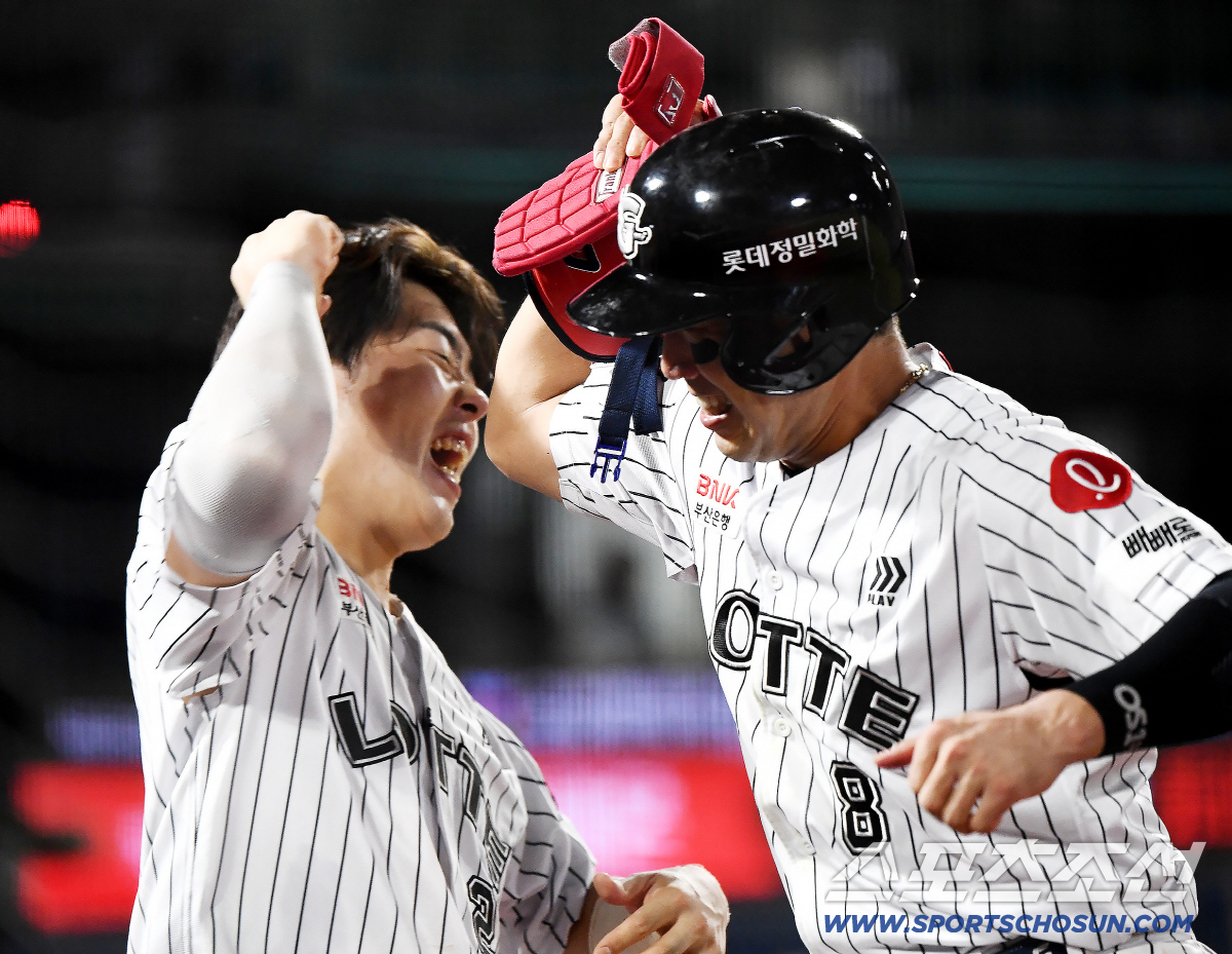 전준우는 배트를 던졌고! 'KIA 6연패 멘붕' 빠뜨린 8회말 결승타…롯…