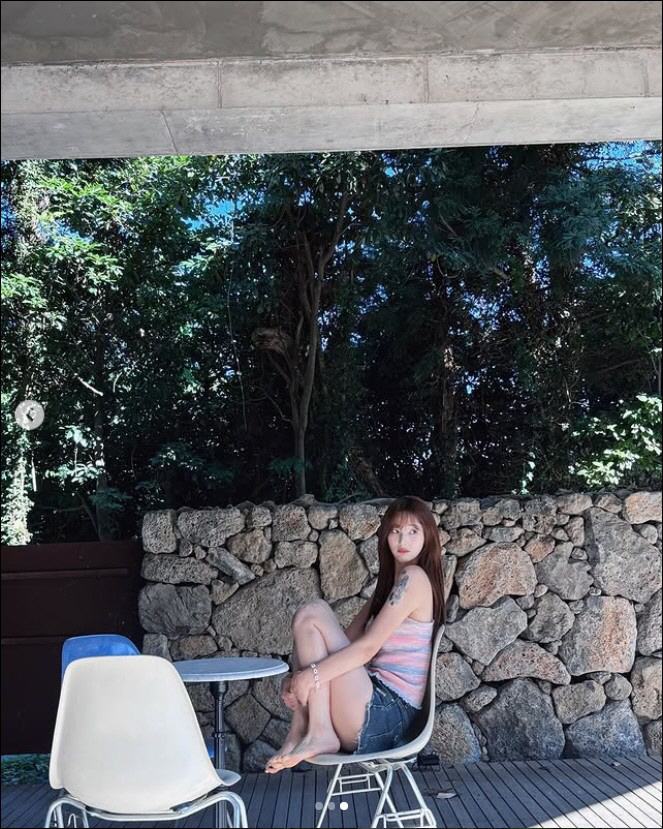 '최민환과 이혼' 율희, 어깨 가득 채운 타투…도발적 아름다움