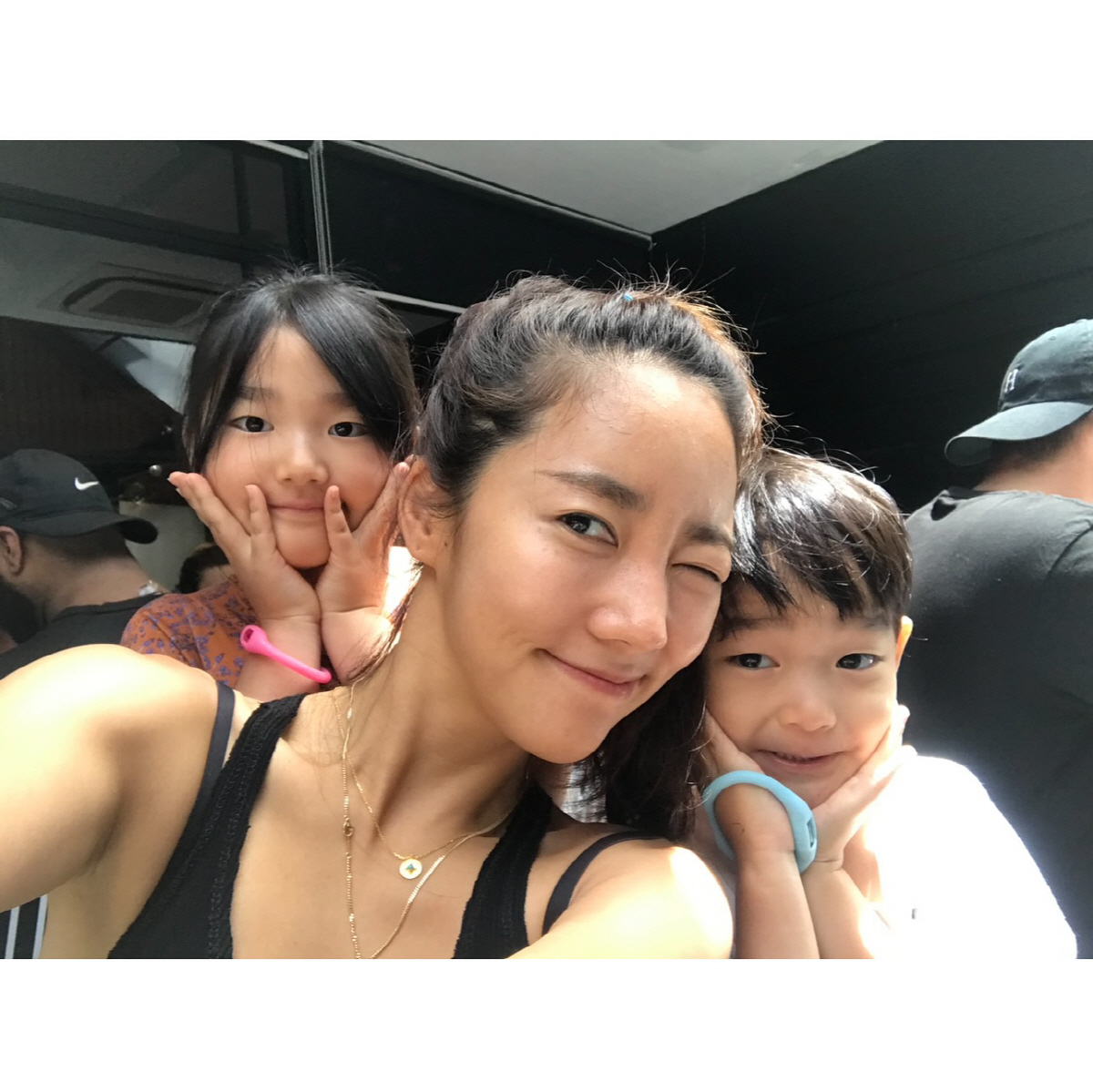 '이범수 이혼' 이윤진, 子 다을 데려왔다..애틋한 세 가족사진 "즐거운…