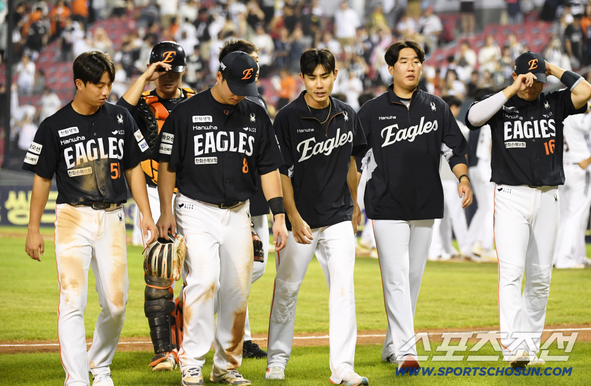 한 달 넘게 지킨 1위인데…'10연승→1승1무3패' 연승후유증? 마주한 …