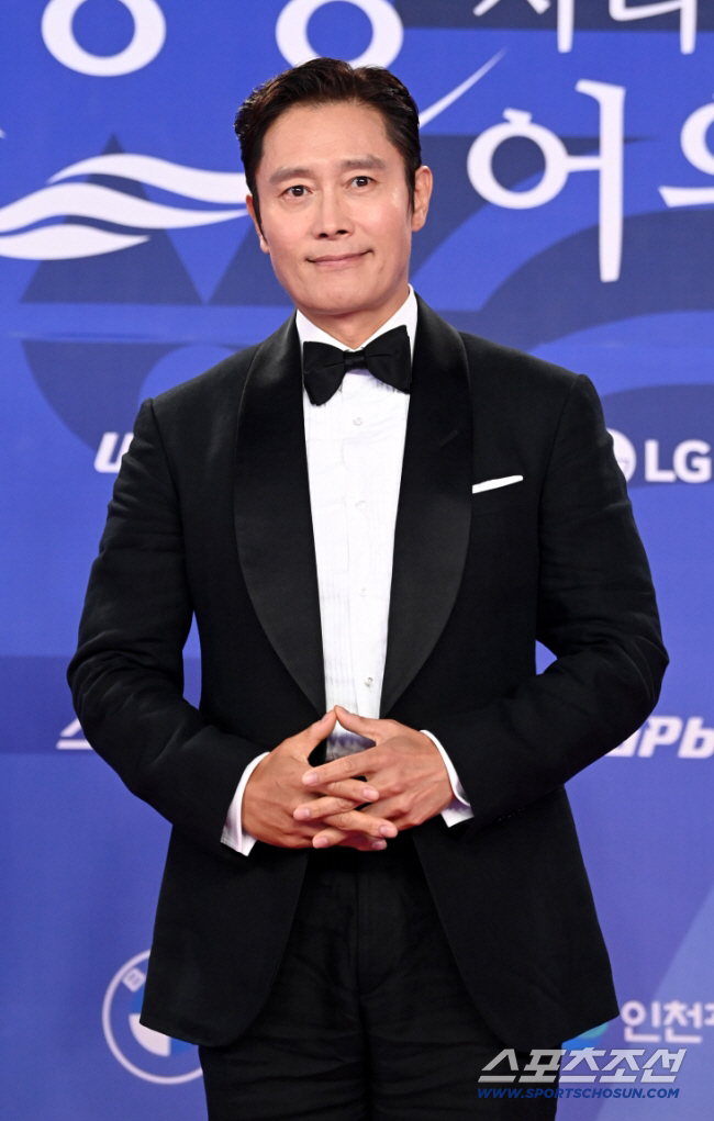 [공식] 이병헌, 올해 부산영화제 포문 연다..개막식 최초 단독 사회자 …