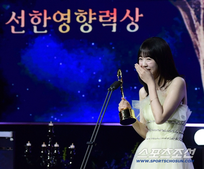 [SC리뷰] 지예은, 돈방석 앉았나..명품 담요→접시 자랑..집들이 선물…