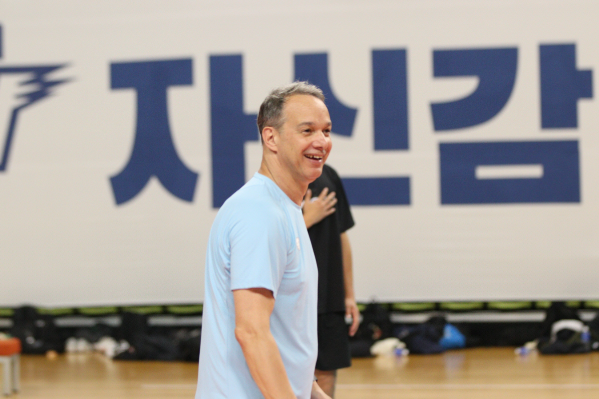 "나 세터 출신이야" 62세 브라질 명장이 코트로 나왔다고?…우리카드가 …