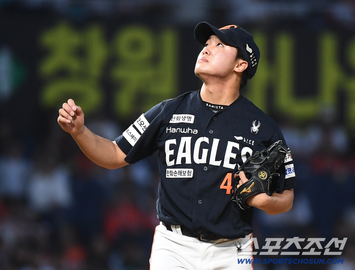 "한화 투수들 다 ML급" "돌덩이 날아오는 줄" 155km 던지는 막내…