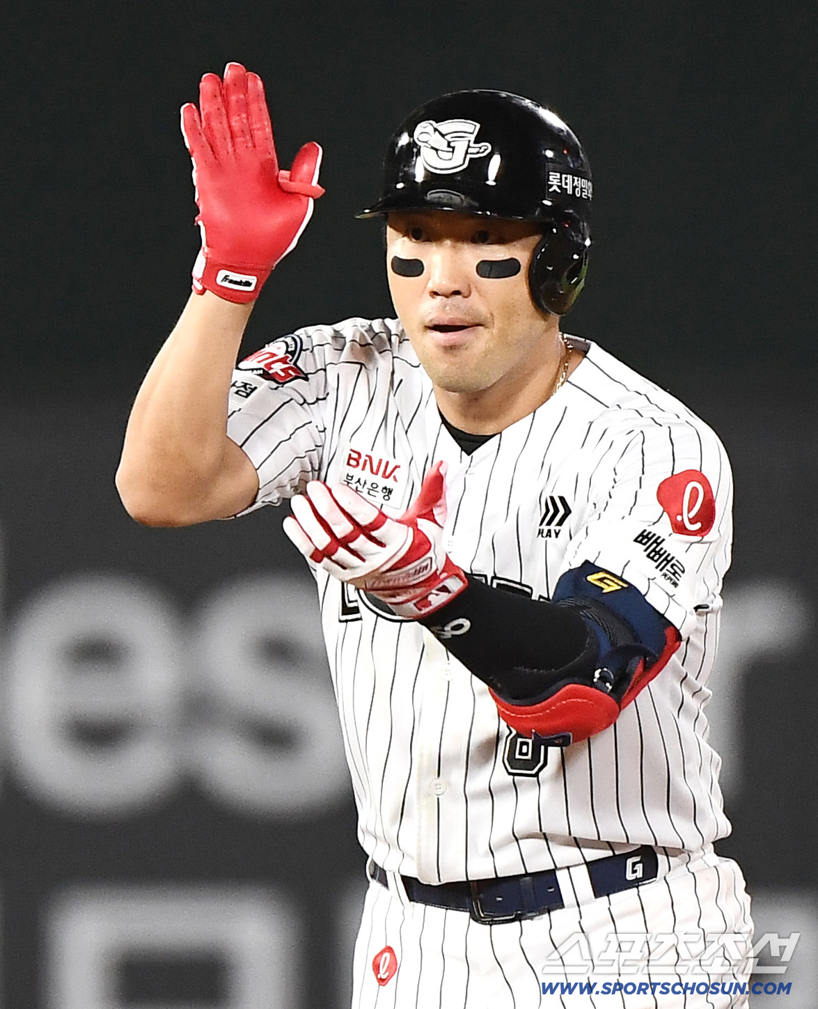 역시 클러치엔 캡틴! 39세 나이도 못막는 열정…1G 빼고 다 뛰었는데 …