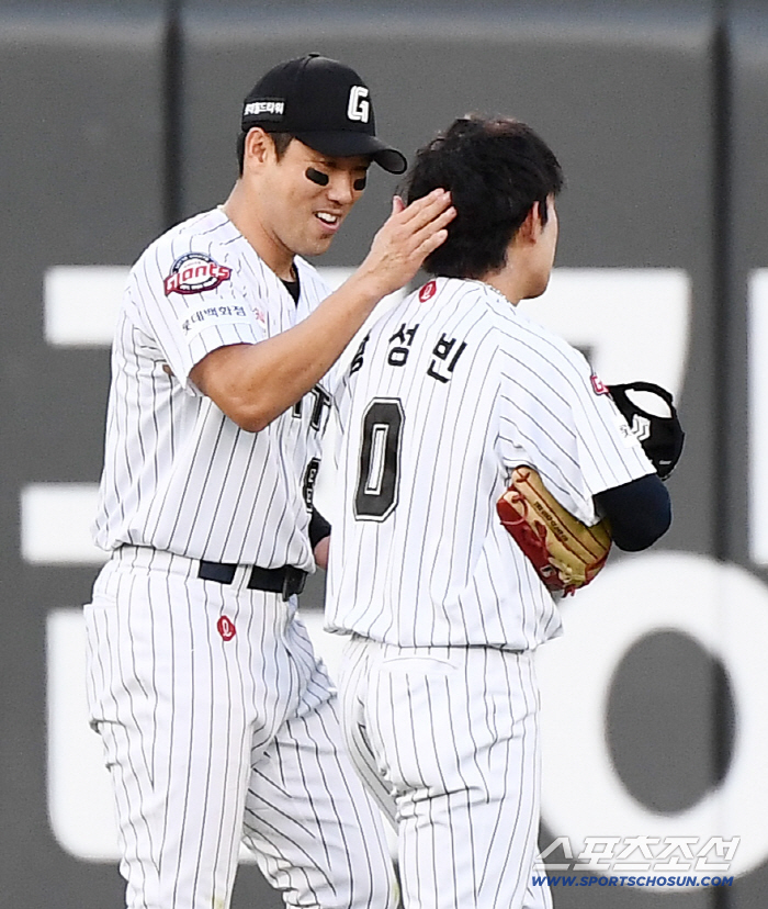 역시 클러치엔 캡틴! 39세 나이도 못막는 열정…1G 빼고 다 뛰었는데 …
