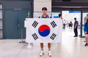 '2007년생 신성' 박승수, 태극기 들고 입국…뉴캐슬, 韓 팬 환영 속 입국 '팀 K리그'→토트넘과 격돌