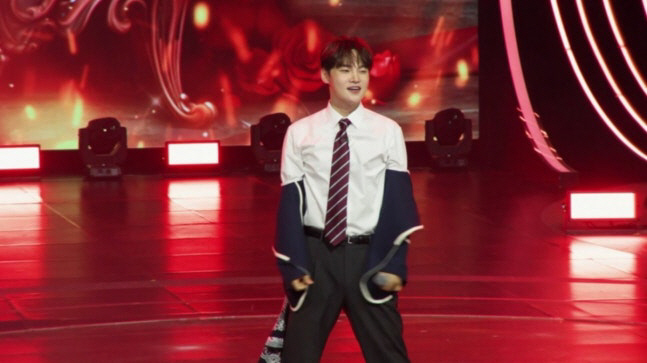 [SC리뷰] 박서진, 재킷 벗고 꽃가루까지…'한일톱텐쇼'서 테토남 완벽 변신