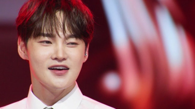 [SC리뷰] 박서진, 재킷 벗고 꽃가루까지…'한일톱텐쇼'서 테토남 완벽 …