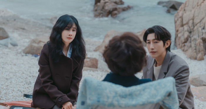'지성♥'이보영, 바닷가서 은밀하게 누구 만났나…비밀 회동 포착(메리 킬…