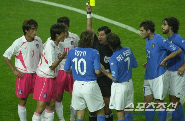 "19살에 은퇴라니" 韓 축구에 '오심' 몽니, 伊 레전드 토티 아들에게…