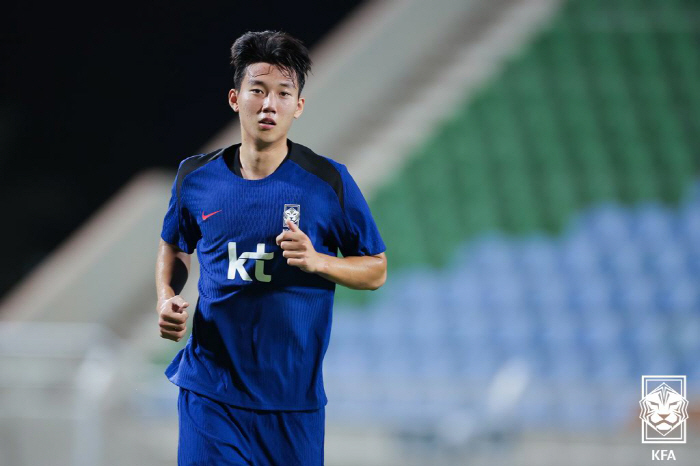 '韓 특급 재능' 김민재 후계자 제대로 부활! '센터백 레전드' 홍명보 감독도 흐뭇할 소식...유럽 주전 등극