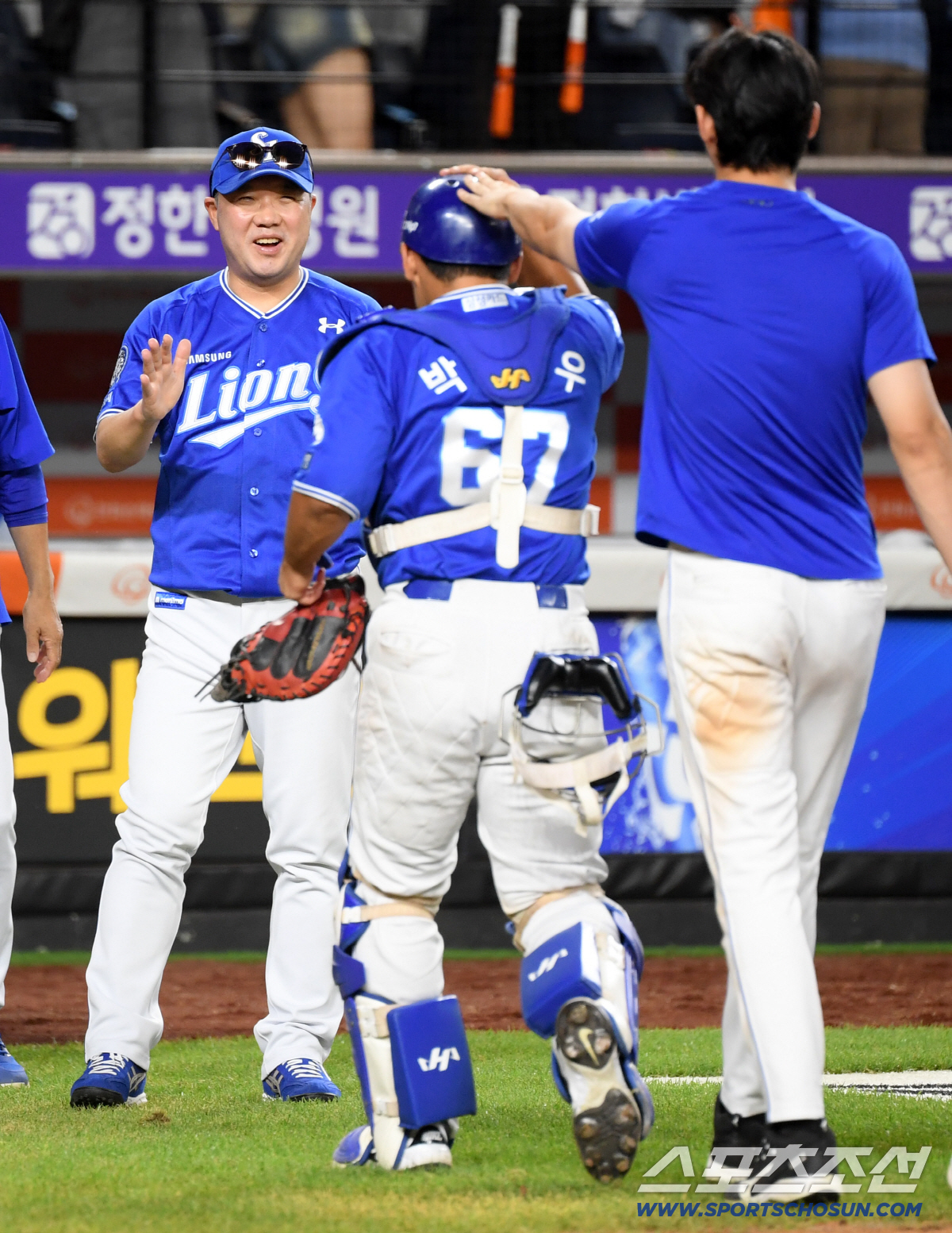 [포토] 삼성 박진만 감독 '박진우 칭찬'
