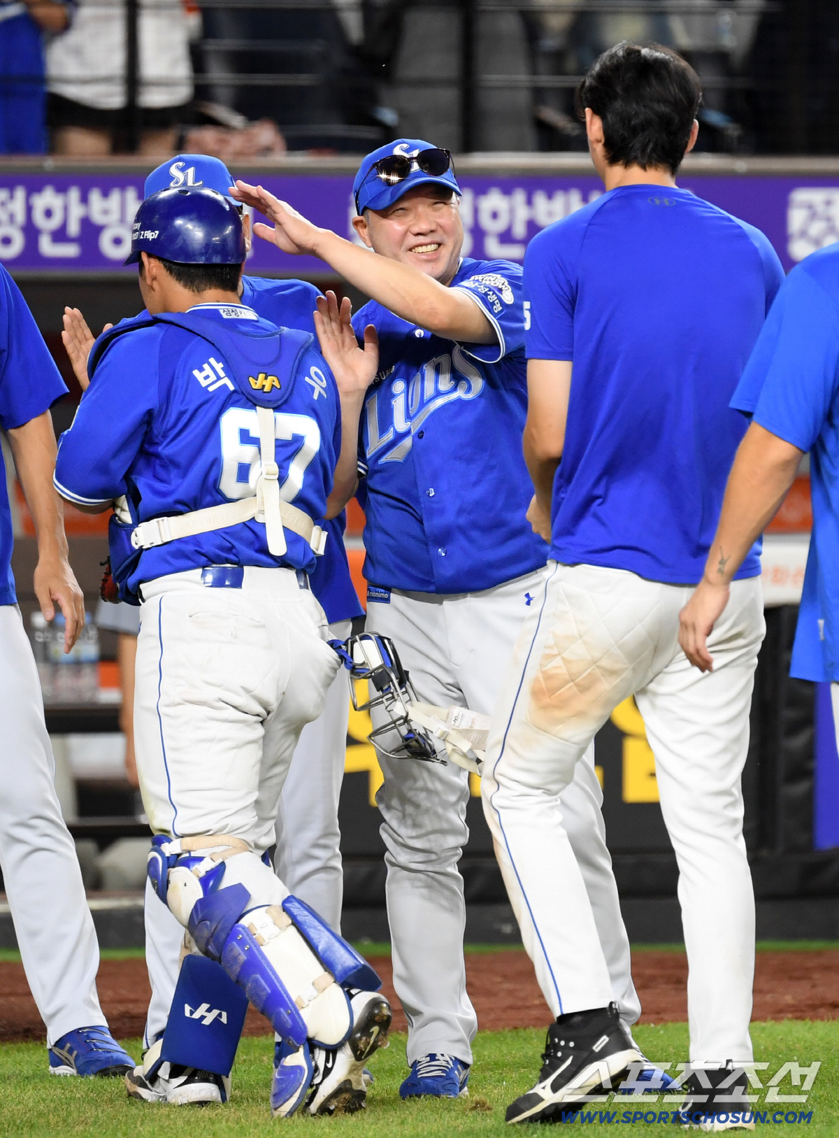 [포토] 삼성 박진만 감독 '박진우 칭찬'