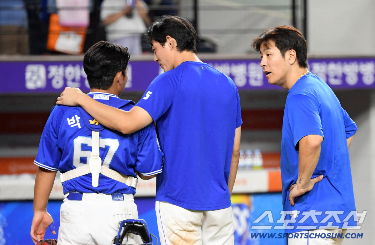 [포토] 삼성 박진우-구자욱-강민호 '후배부터 챙기는 두 선배'