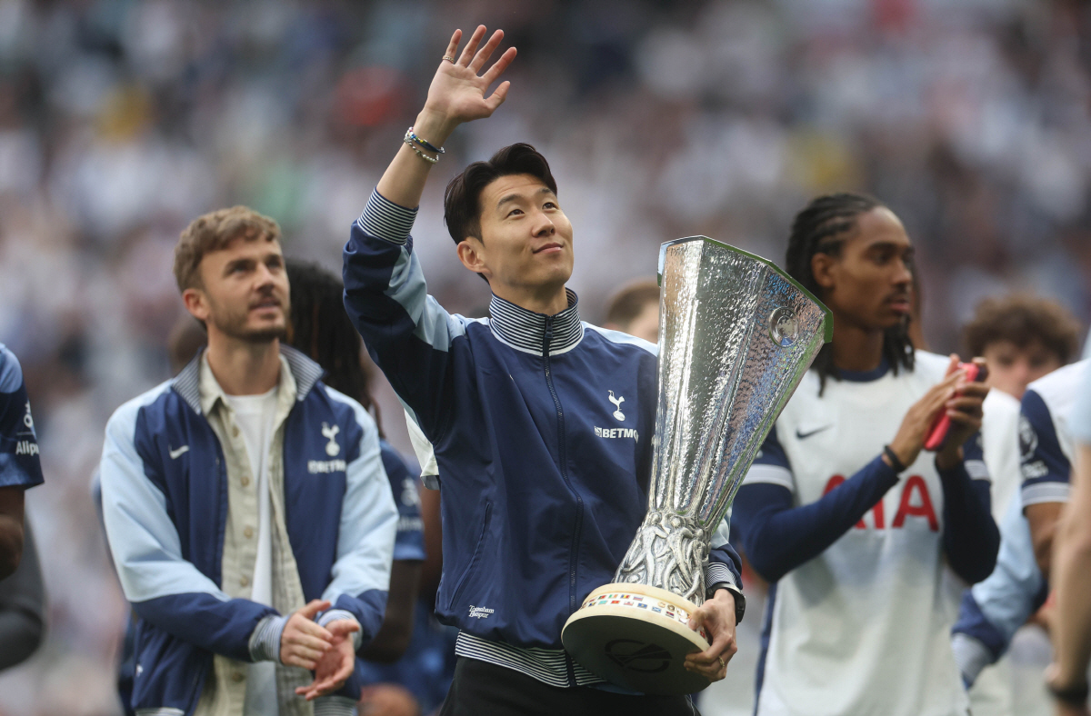 대반전! "손흥민 다음 시즌도 중요한 역할 맡는다"→LAFC 이적 무산?…
