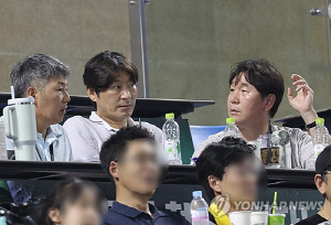 안현민 타석마다 중계 카메라에 잡힌 류지현 야구대표팀 감독