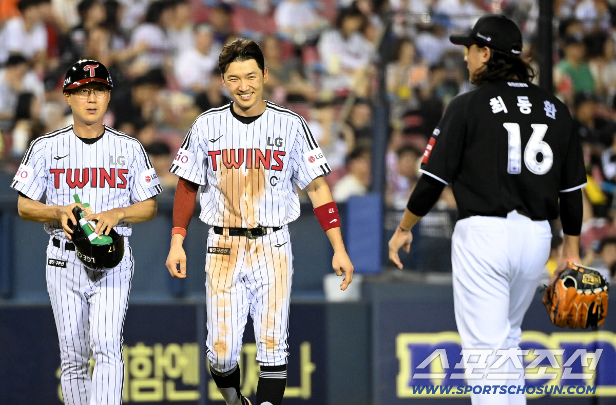 '너무한 거 아냐?' 옛 동료 최동환에 자비 없는 2루타, 고개 숙인 절…