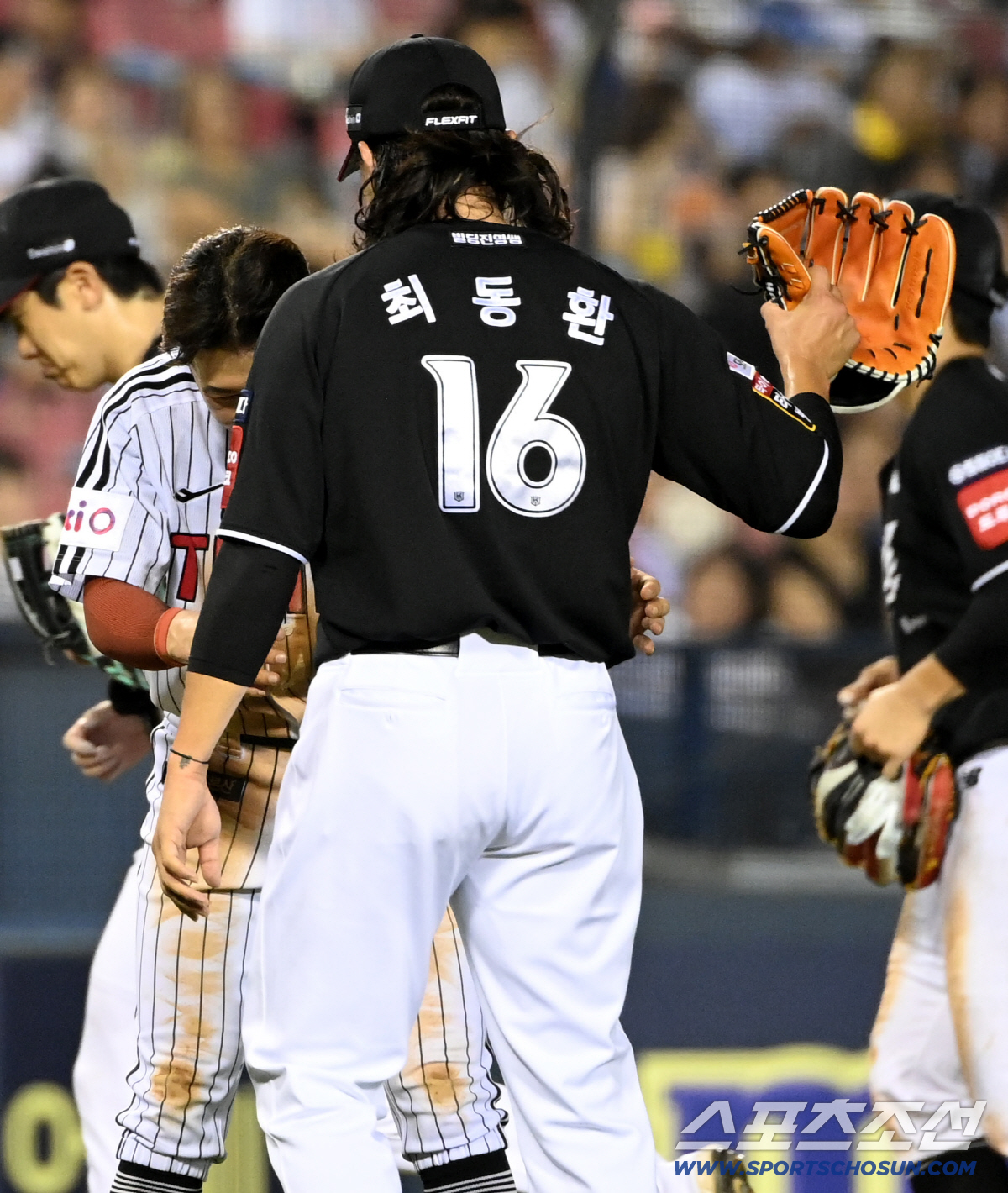 '너무한 거 아냐?' 옛 동료 최동환에 자비 없는 2루타, 고개 숙인 절…