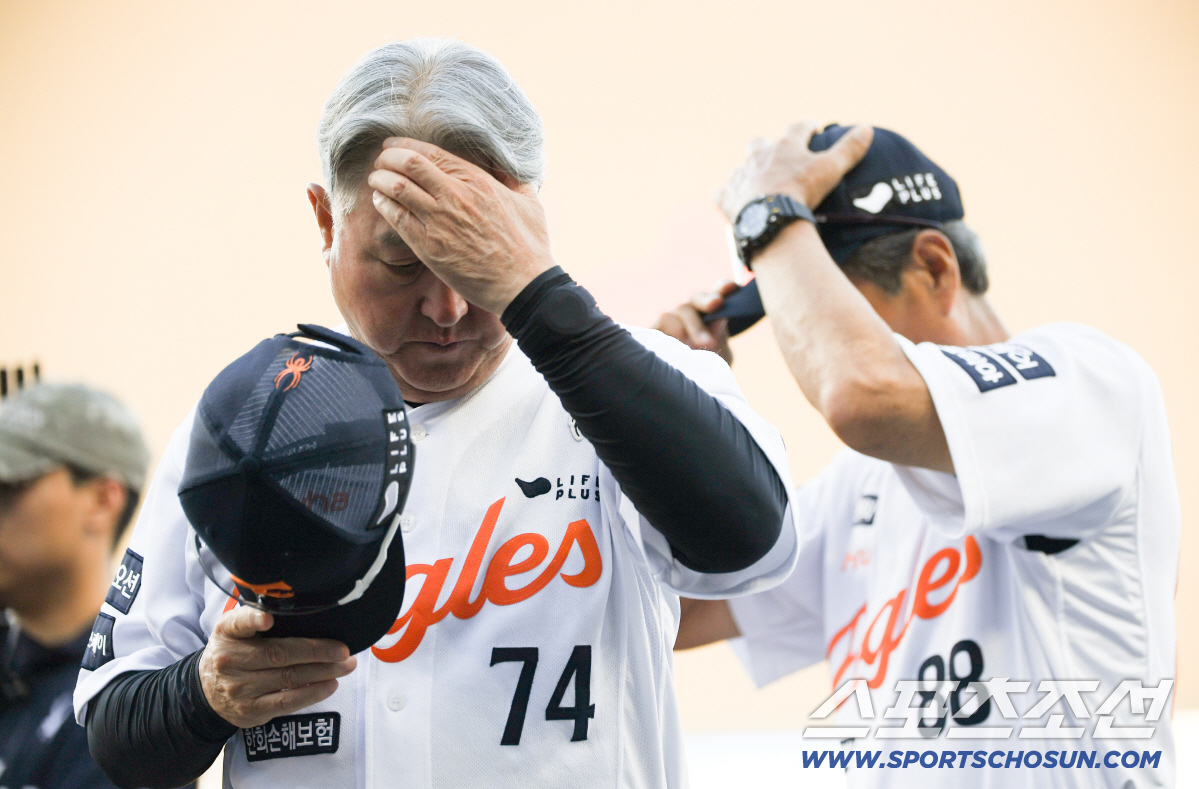 '감독 바람과 달리 무너진 선발' 두 경기 연속 조기 강판에 고개 떨군 …