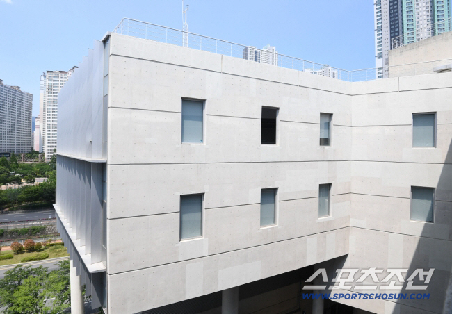 아찔했던 경기 전 '간판 추락'→보강 공사 완료 …"추가 조치 필요하면 …