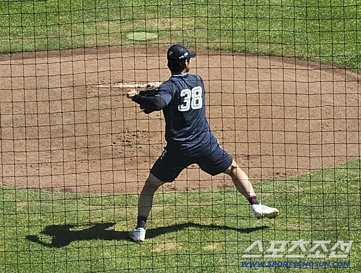 '병살을 1,3루로 만든 어이없던 2루 악송구.' 홍민기 역시나 뜨거운 …